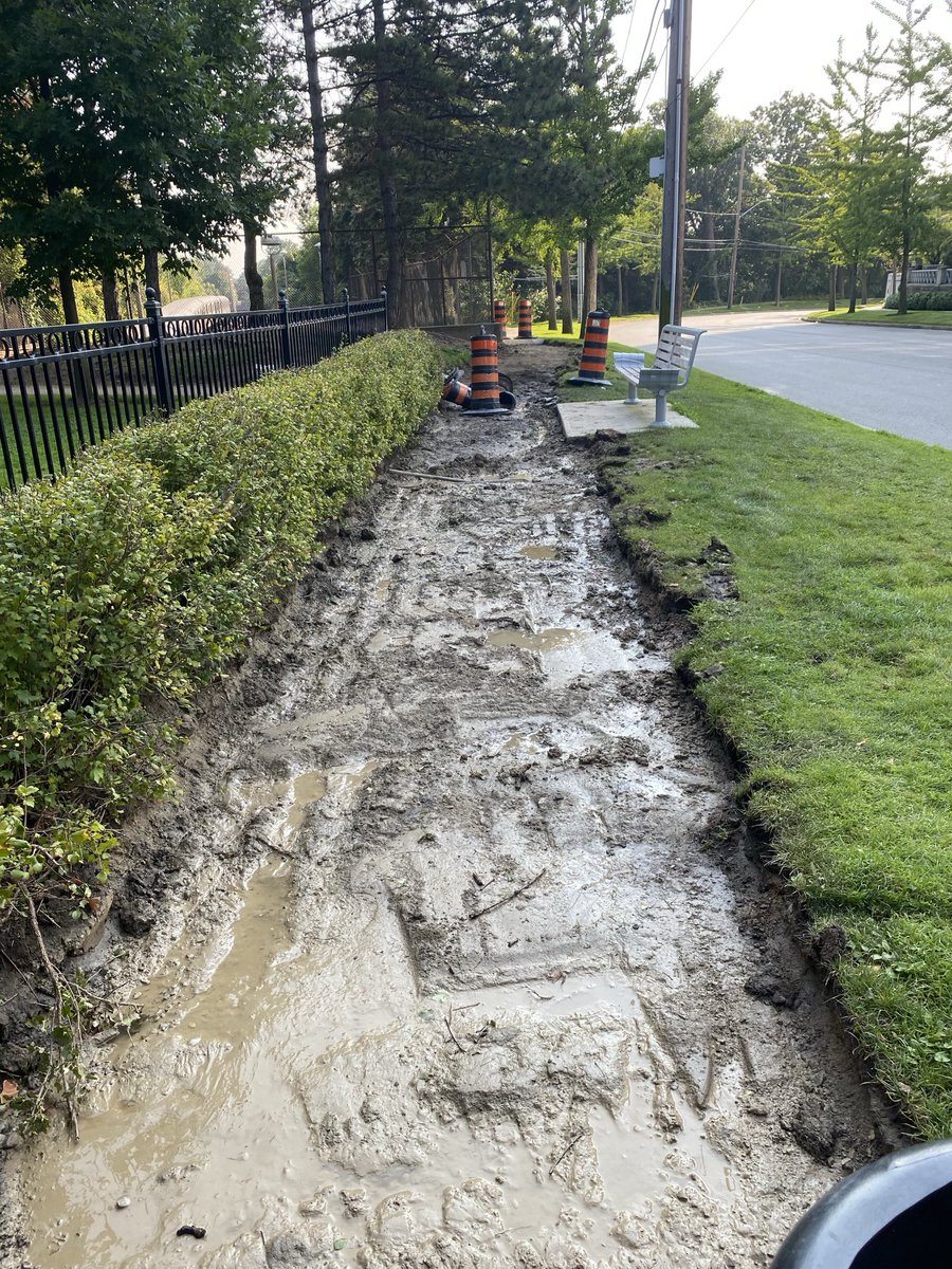 ⁦⁦<a href="/cityoftoronto/">City of Toronto 🇨🇦</a>⁩ Busy sidewalk dug but no work happening today? Why? Aberfoyle.