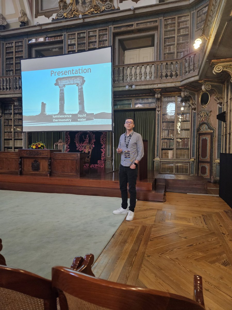 Now is <a href="/MaturiFernando/">Fernando E. Maturi</a> in action presenting results on water anomalies revealed by #upconversion thermometry in 8JIF at @acadcienciaslx