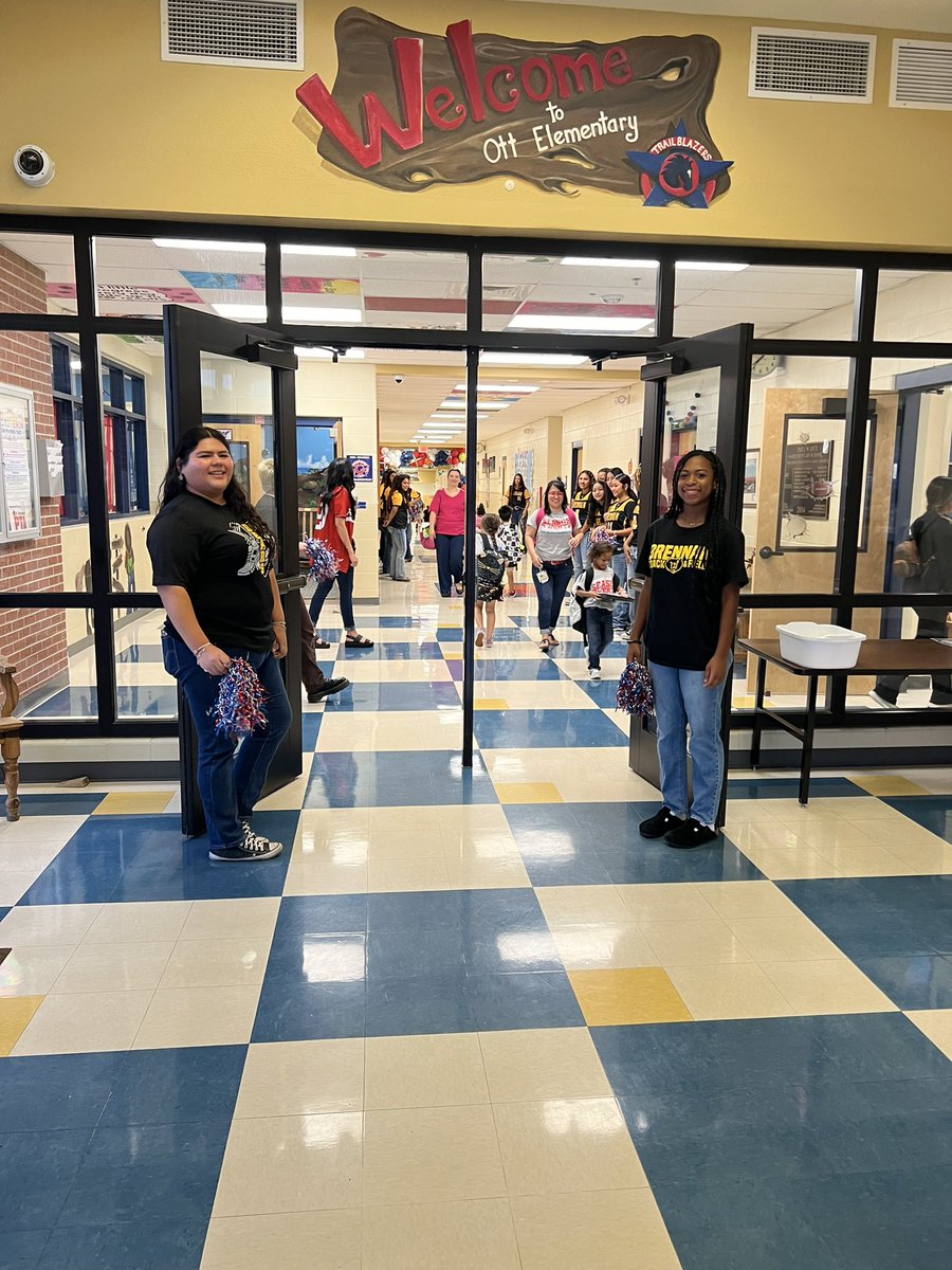 selgar07's tweet image. What a fun morning of smiles and high fives!! Loved watching our kids represent Brennan while having some fun with the kids @NISDOtt. Thank you for having us!!
@softballbrennan @BrennanTrack @BballBrennan