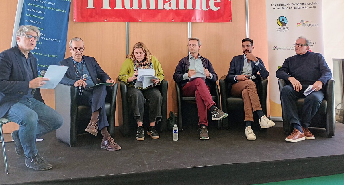 C'est parti pour le débat organisé à la <a href="/FetedelHumanite/">Fête de l'Humanité</a> parl'<a href="/ARS_IDF/">ARS Île-de-France</a> sur les inégalités en santé environnementale... Chapiteau plein, public divers, chouette plateau de débatteurs. Et dehors,beau soleil.