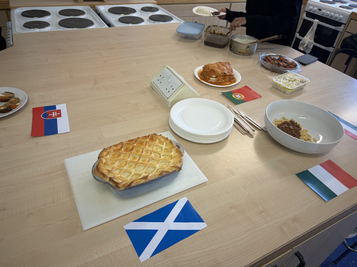 Such a great day in the department! 😍Seniors brought in their home comfort food and we had time to celebrate our different cultures ❣️Amazing group of students 🇸🇰🌟🇾🇪🌟🇮🇷🌟🇦🇫🌟🇵🇰🌟🇮🇹🌟🏴󠁧󠁢󠁳󠁣󠁴󠁿🌟🇵🇹