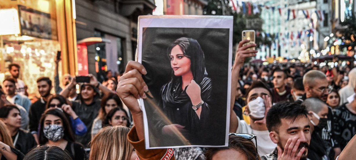 Deux ans après la mort de Mahsa Amini, une grande marche est organisée ce dimanche à Paris en soutien aux Iranien·nes et pour demander la fin de décennies d’oppression en Iran.

RDV à Bastille à 14h pour marcher ensemble en solidarité avec le mouvement « Femme, Vie, Liberté »