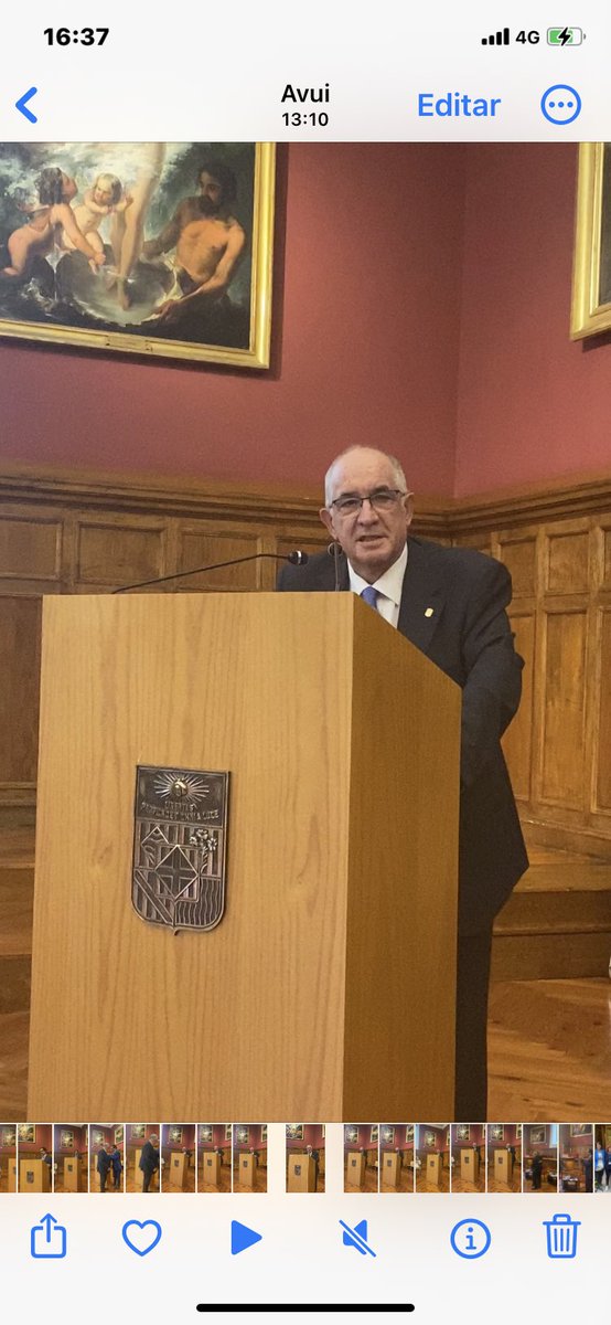 epaluzie's tweet photo. Emotiu acte d'homenatge sorpresa a @jtugoresques, ex-rector de la @UniBarcelona en motiu de la seva jubilació. En Joan va ser un referent per a generacions i generacions d'estudiants d'econòmiques, com a professor, cap d'estudis, degà i rector. https://t.co/ZukBiBA24v