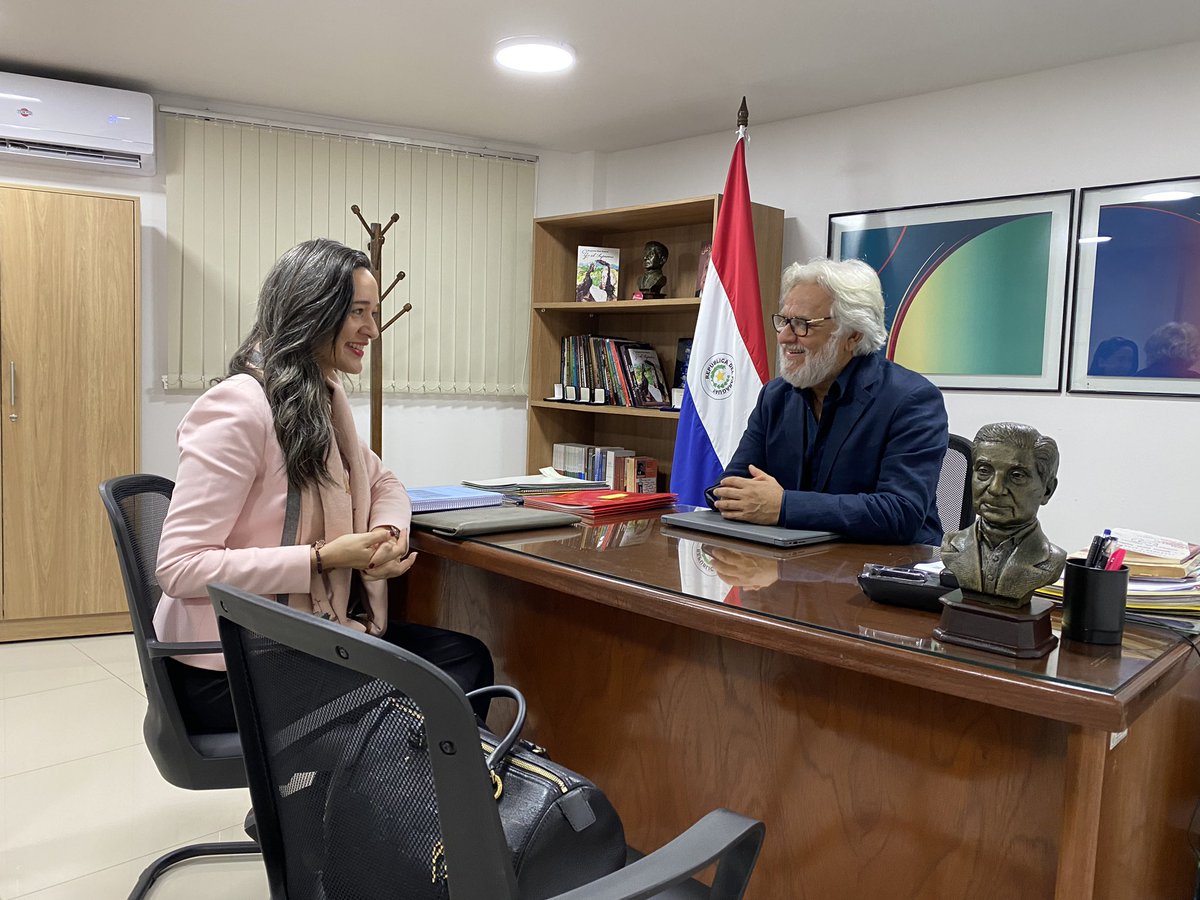 VISITA DE CORTESÍA. El DG del CCR Cabildo, <a href="/Anibalsaucer/">Aníbal Saucedo Rodas</a>, recibió esta mañana la visita de la señora Erica Imbrogiano, politóloga y especialista en comunicación estratégica, quien le expresó sus deseos de éxitos en sus gestiones al frente de la institución cultural. 🧵
