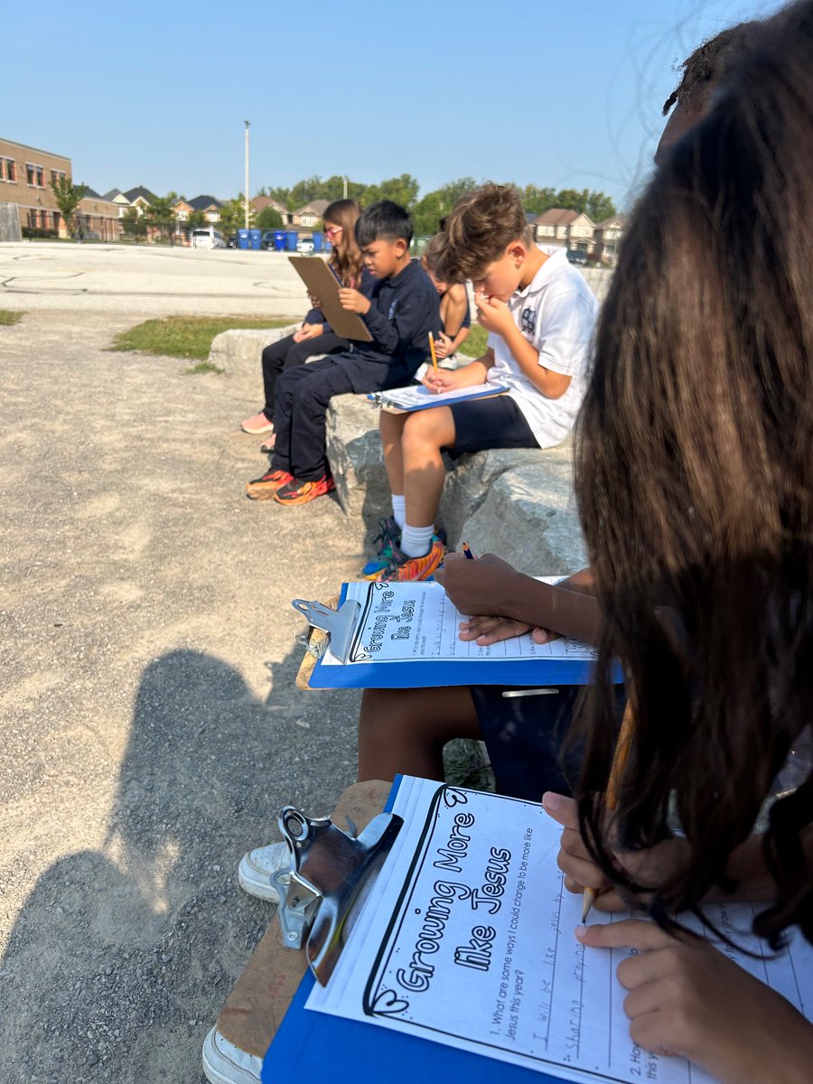 MissProminska's tweet image. Appreciating the beautiful weather by learning outdoors at our amazing rock garden ☀️ @saopmilton1 @HCDSB Gr 3s are learning & sharing ways to be like Jesus 🤍 #CatholicCommunity #OutdoorEd