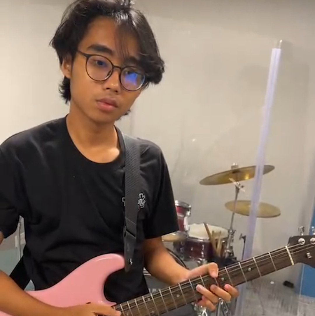 marinesbook's tweet photo. Ammar and his pink guitar🎸🎸🎸 #ammarockstar #jam5 #jam5band https://t.co/8geXCIshBf