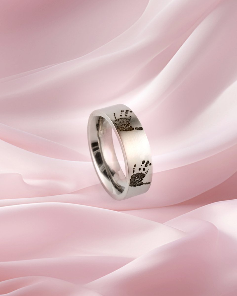 Ti2_Titanium's tweet image. This #PositiveDayOfThinking, immortalise your #happy thoughts with Ti2’s super #engraving service. 

Be it a mantra, memory or quote, wear your personalised reminder of positive affirmations close throughout the day. 

ti2titanium.com/our-favourite-….