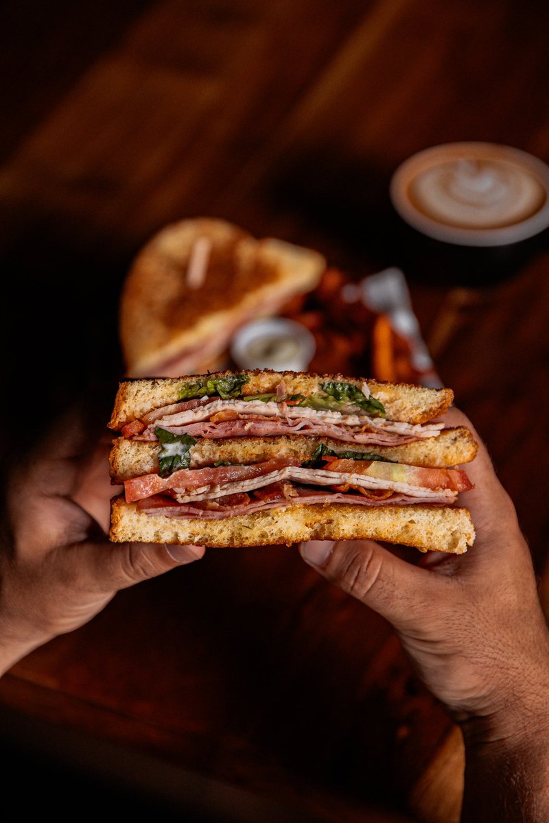 En tu próxima visita te recomiendo que ordenes el nuevo Club Sandwich. Bien cabroso y bien tostao’ 😮‍💨
Viernes a Domingo 8am-4pm.
¡Te esperamos! 🦄