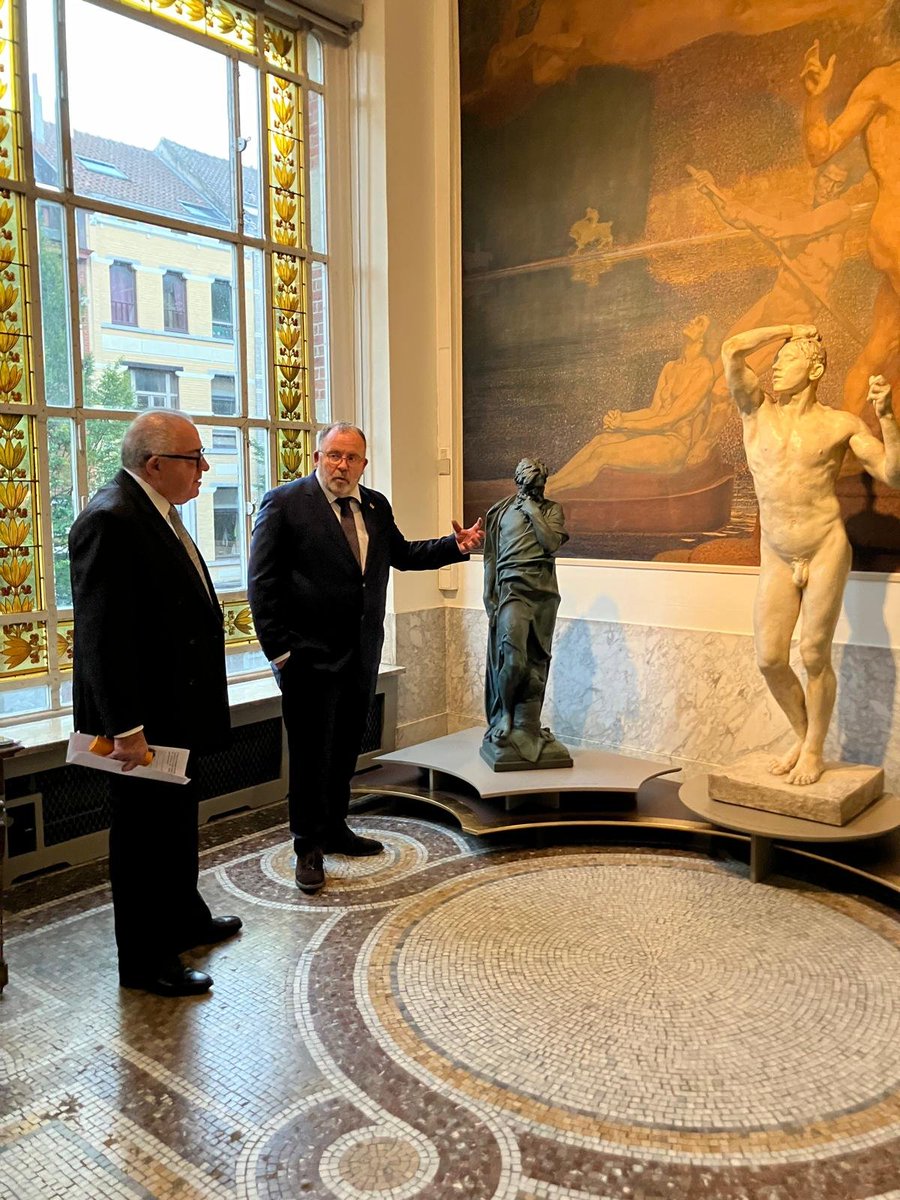 Le magnifique bâtiment de l'Hôtel de Ville de Saint-Gilles a été le lieu où la communauté mexicaine en #Belgique a célébré le 214e anniversaire du début du mouvement de notre indépendance nationale. J'ai eu le grand plaisir de saluer le toujours actif Maire Jean Spinette