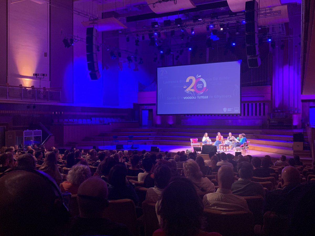 Een volle zaal om 20 jaar voogdij voor jonge, niet-begeleide vluchtelingen te vieren. Meer dan 30 000 jongeren begeleid door meer dan 700 voogden, samen met opvangstructuren, pleegzorg, vrijwilligers, leerkrachten,… Stenen worden verlegd, elke dag