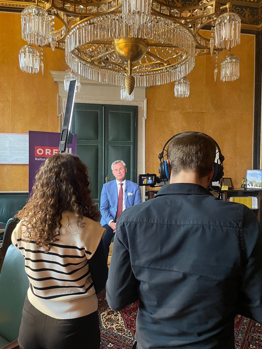 Lou Lorenz (@lou_lorenz) on Twitter photo Unsere barrierefreien „Nachrichten in einfacher Sprache“ gibt es im
Wahlkampf in einer Sonderedition. Nach Beate Meinl-Reisinger und Andreas Babler waren <a href="/julia_berger_/">Julia Berger</a> und <a href="/EmilyErhold/">Emily Erhold</a> heute bei Werner Kogler und Norbert Hofer. Nächste Woche ist Karl Nehammer dran. Unsere barrierefreien „Nachrichten in einfacher Sprache“ gibt es im
Wahlkampf in einer Sonderedition. Nach Beate Meinl-Reisinger und Andreas Babler waren <a href="/julia_berger_/">Julia Berger</a> und <a href="/EmilyErhold/">Emily Erhold</a> heute bei Werner Kogler und Norbert Hofer. Nächste Woche ist Karl Nehammer dran.