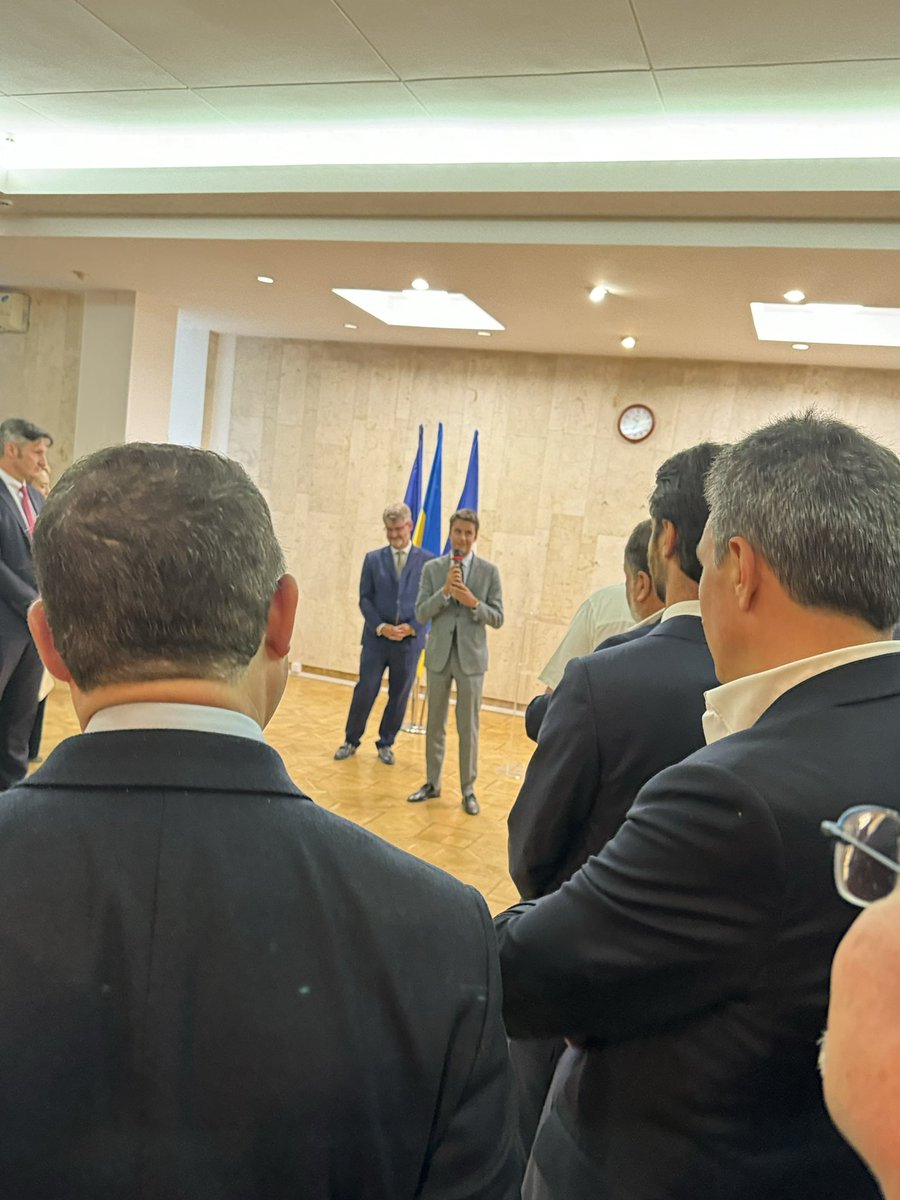 RinderPascal's tweet image. Gabriel Attal est venu nous rencontrer , nous les français d’Ukraine . Il m’a parlé de ses racines ukrainiennes, un moment agréable à son image.