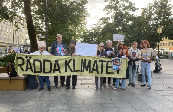 Klimatsamling 13 september i Brunnsparken. Vi står tillsammans med #FridaysForFuture . Nästa vecka Global klimatstrejk som I Göteborg utgår från Järntorget fredag 20 september kl 16 med marsch till Götaplatsen.