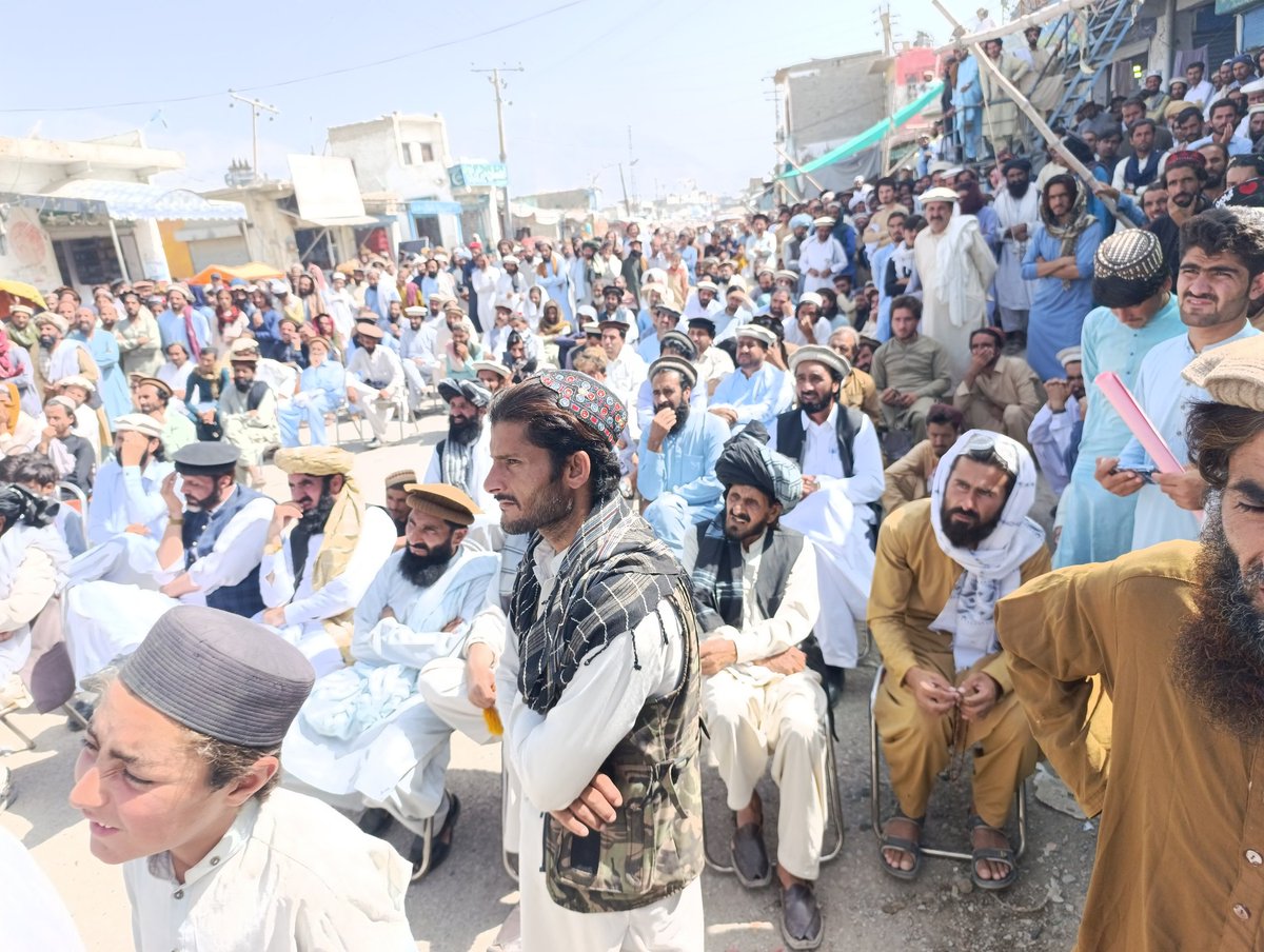 KhialmWazir's tweet photo. لوئر وزیرستان وانا میں انگور اڈہ گیٹ بندش کے خلاف احتجاجی مظاہرہ ہوا جس میں کثیر تعداد میں لوگوں شرکت کی حکومت کے خلاف سخت نعرہ بازی کی۔
پشتونخوا نیشنل عوامی پارٹی کے رہنما ملک خیال محمد وزیر نے خطاب کیا۔
#AngooraddaGate
@Achakzai__raziq
@ZayraiPKNAP
@KhushalPKNAP https://t.co/P8Go7AIt52