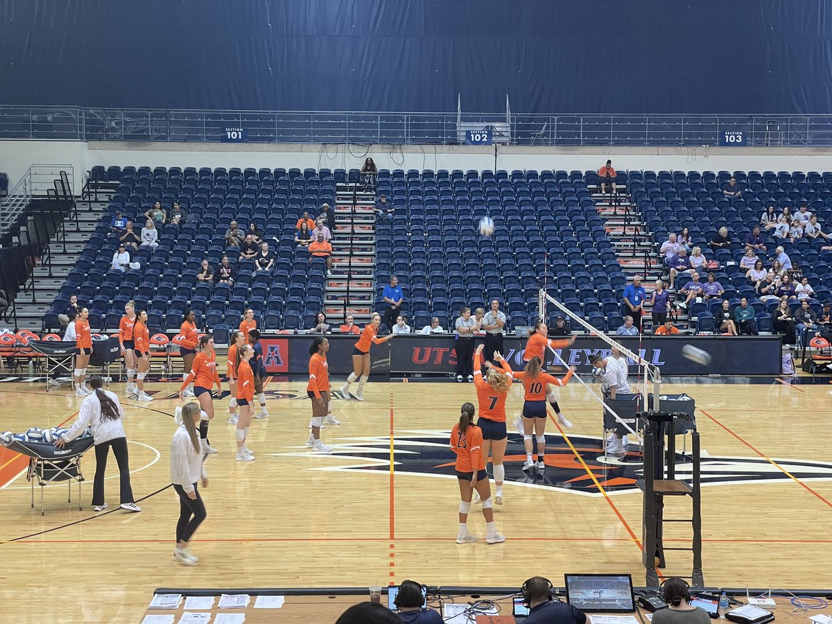 It’s game time! Birds 🤙 GO RUNNERS! <a href="/CoachFryar/">Coach Fryar</a> <a href="/amartinez0410/">Angela Martinez</a> <a href="/NISDConnally/">Connally Coyotes</a> #utsavolleyball #aliahgiroux #onceacoyotealwaysacoyote