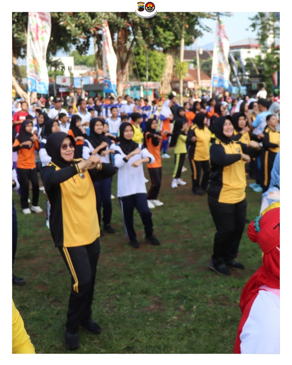 hmsresmglkota's tweet photo. Wakapolres Magelang Kota, Kompol Budiyuwono Fajar Wisnugroho mengikuti kegiatan puncak perayaan Hari Olah Raga Nasional (HAORNAS) XLI tahun 2024 tingkat Kota Magelang di Alun Alun Kota Magelang, Jumat (13/9/2024).
AYO BEROLAHRAGA: BERSATU KITA JUARA 🔥
#haornas #kotamagelang https://t.co/wcLR3wC751