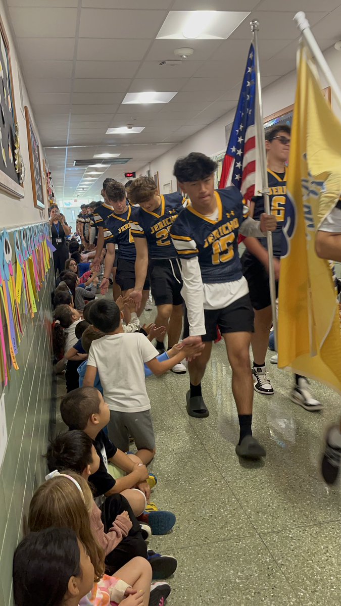 Our elementary schools brought the energy this morning! See everyone tonight. Go Jayhawks!🏈 <a href="/JRRS_Jericho/">Jeffrey Ratner Robert Seaman Elementary School</a> <a href="/CantiagueES/">Cantiague Elementary</a> @JerichoUFSD <a href="/jerichosports/">JAYHAWKS</a> @jackoneleme