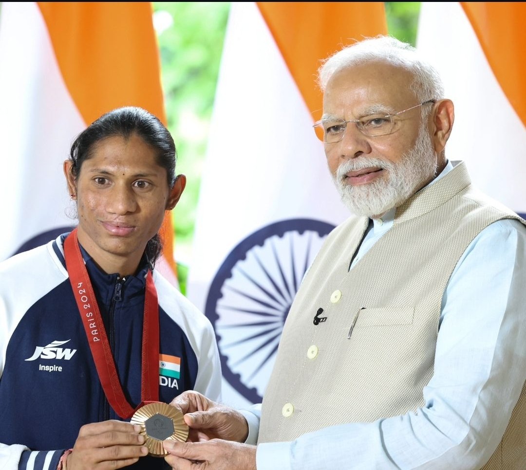 ISHsportsmedia's tweet image. Paris 400m 🥉 Medalist #DeepthiJeevanji with PM Modiji