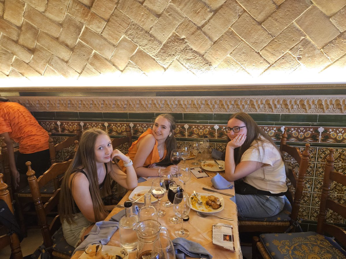 dlsmfl's tweet photo. En el restaurante…. @DLS_StHelens https://t.co/EqmMg9hZU4