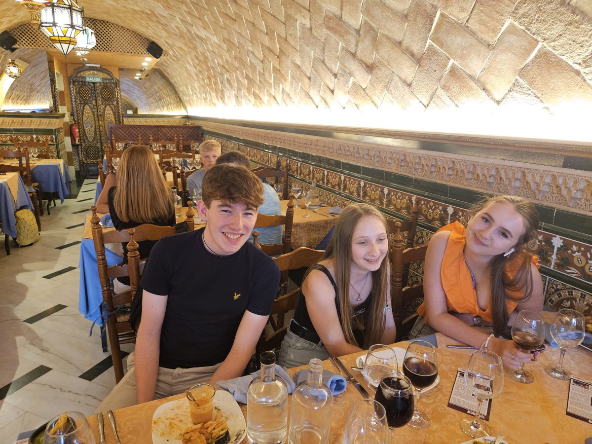 dlsmfl's tweet photo. En el restaurante…. @DLS_StHelens https://t.co/EqmMg9hZU4