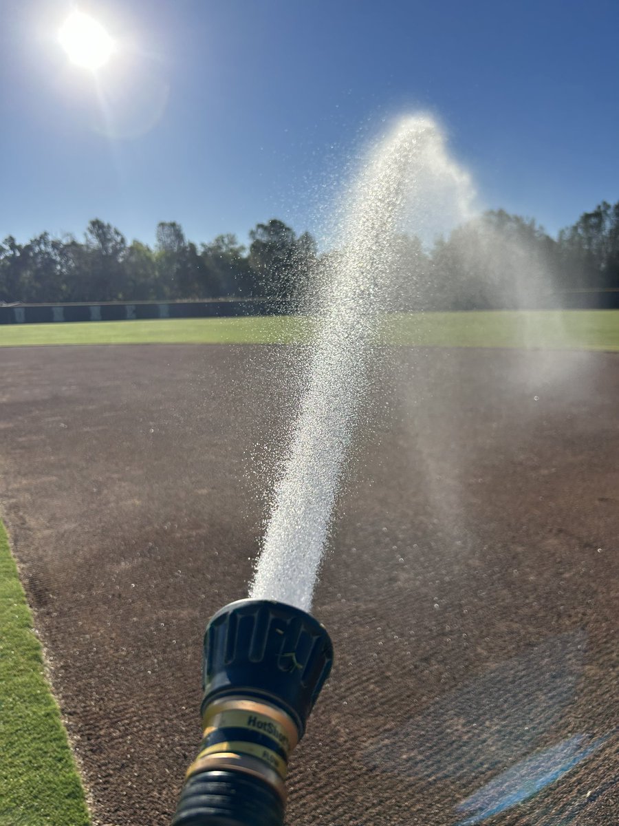 ferro2stars's tweet image. Just me down at the field by myself doing what coaches do. Anyone else find this as relaxing as I do?#itswhatwedo #quiettime #gameday #soakitbaby #happyplace