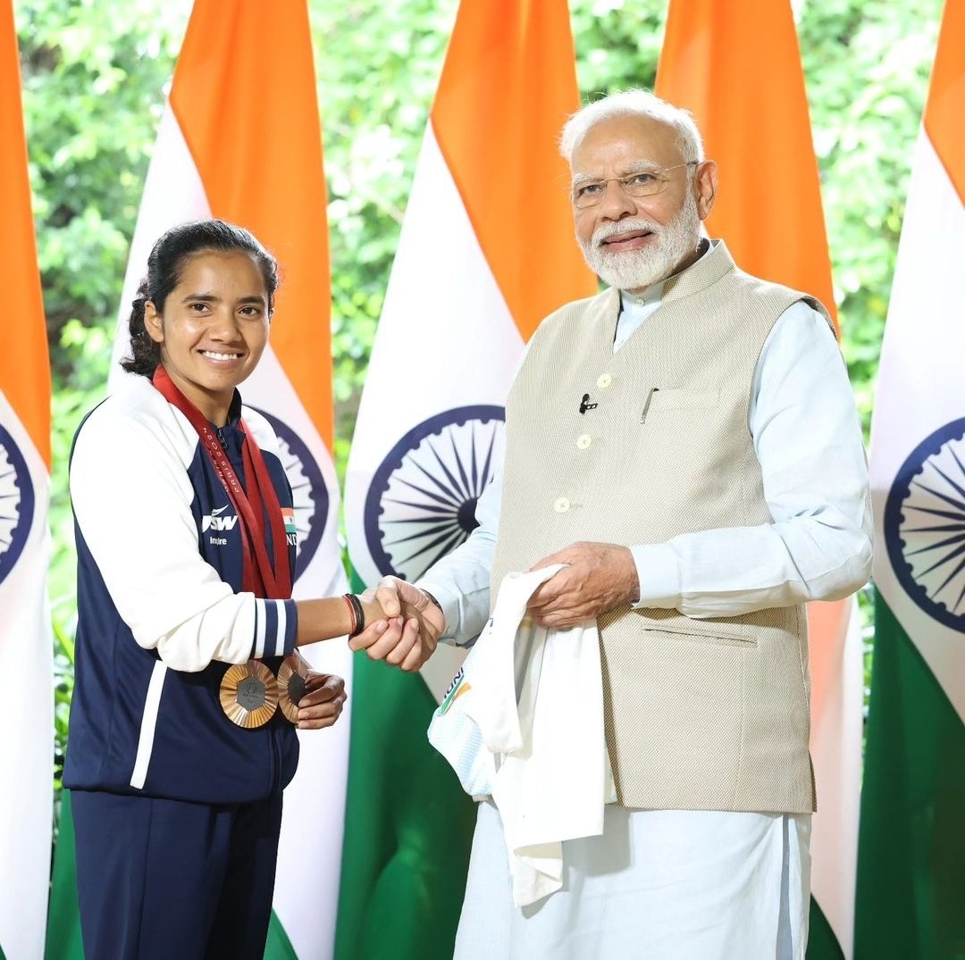 ISHsportsmedia's tweet image. Paris Double 🥉 🥉 Track Medalist &amp;amp; 1st ever in history of Paralympics #PreethiPal with PM Modiji