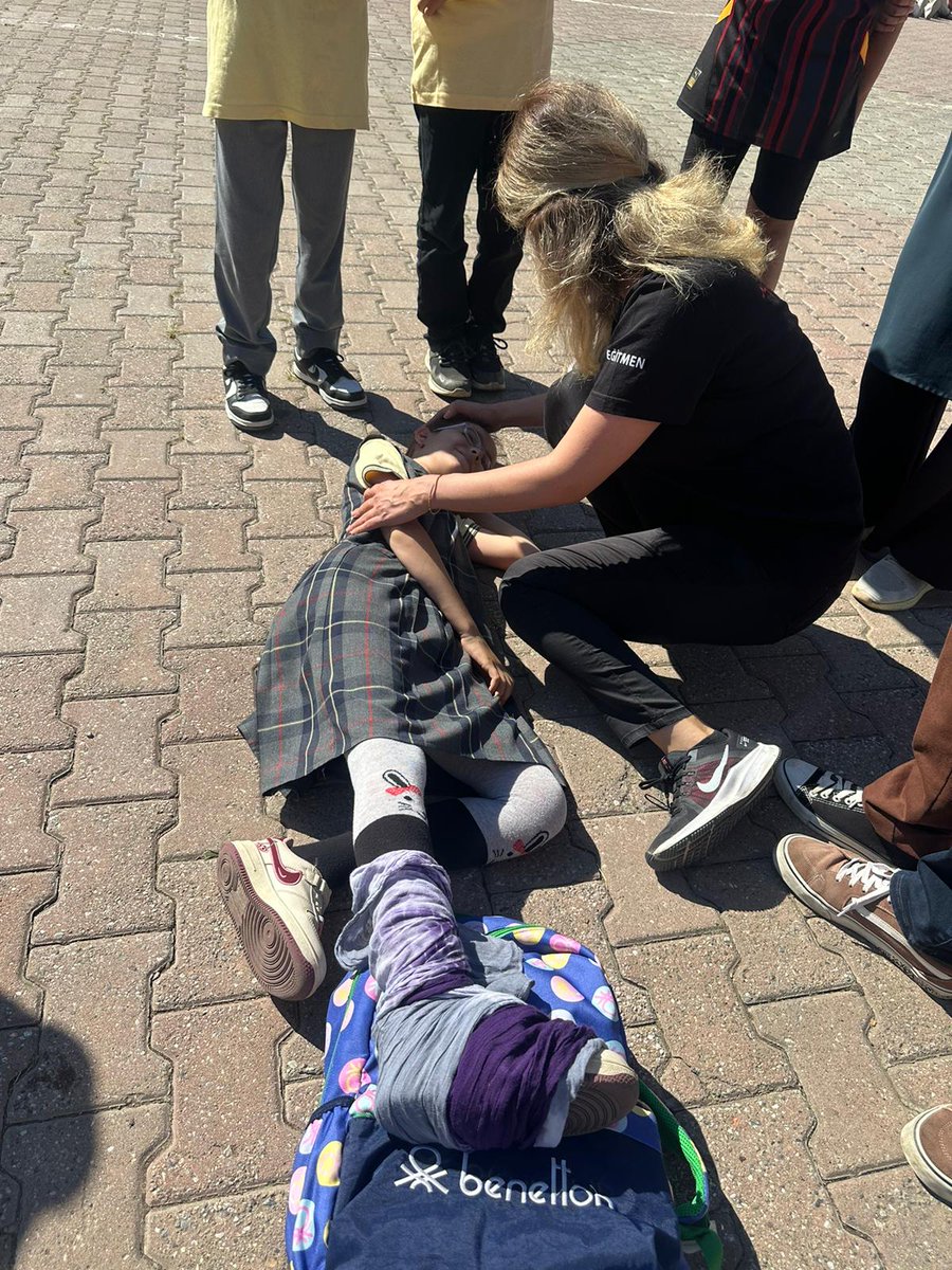 Dünya İlk Yardım Günü okullarımızda uygulamalı eğitimlerle kutlandı. Bu yıl 'Spor ve İlk Yardım' teması üzerinden öğrencilerimize spor yaralanma ve sakatlanmalarinda neler yapabilecekleri konusunda eğitimler verildi.
<a href="/tcmeb/">Millî Eğitim Bakanlığı</a> <a href="/memkocaeli/">Kocaeli Millî Eğitim Müdürlüğü</a> <a href="/omurfatih/">Ömür Fatih Karakullukçu</a> <a href="/akmansen/">Ömer AKMANŞEN</a> <a href="/ozkan_meb/">Özkan AVCI</a> <a href="/cemalunal_/">C.ÜNAL</a>