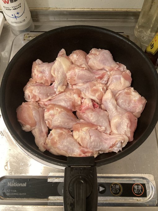 今日は作業の合間に淡々と手羽元を煮込みます。 