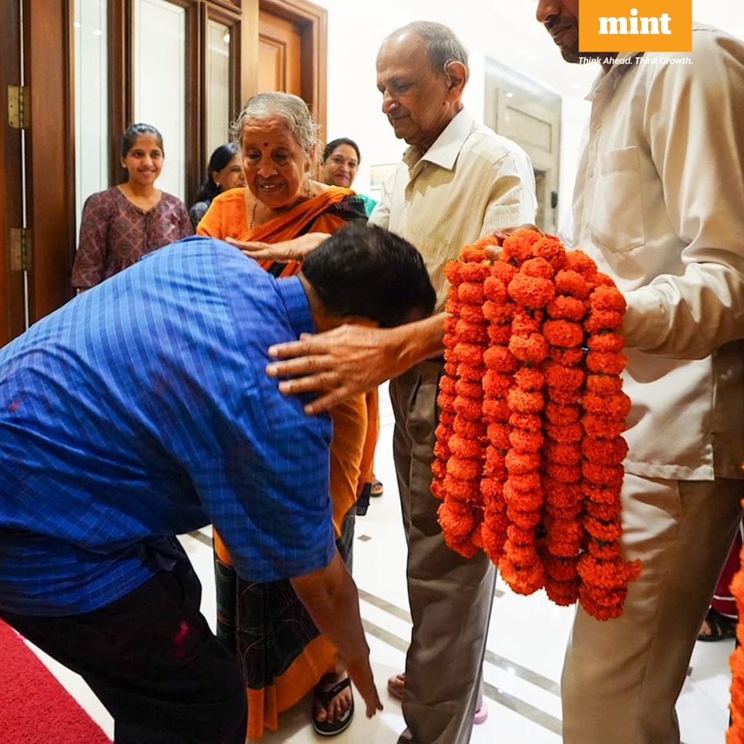 livemint's tweet image. Delhi Chief Minister #ArvindKejriwal arrives at his residence in Civil Lines, Delhi; receives a warm welcome.

He has been released from Tihar Jail following the Supreme Court's decision to grant him bail in the Delhi #ExcisePolicyCase.

For all the latest business/finance news