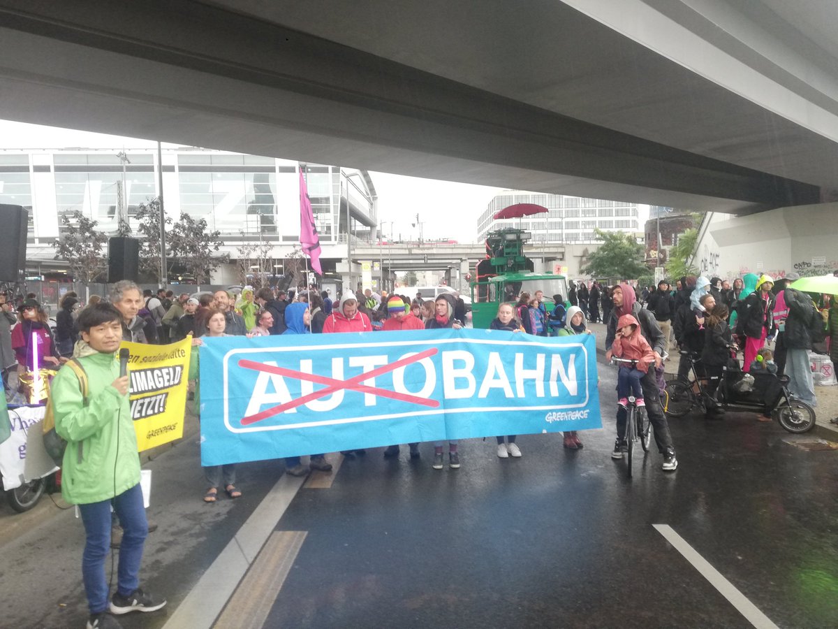 Gegen den fossilen Wahnsinn A100, dessen letzte Abschnitt quer durch Friedrichshain nun noch einmal 300 Mio. teurer werden soll, heißt es jetzt: #A100wegbassen