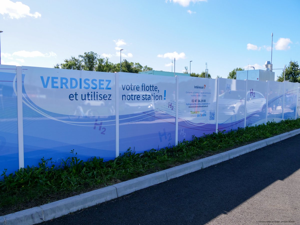 La première station de distribution d’hydrogène vert en Région Centre, baptisée COSMHYC DEMO, a été dévoilée ce jeudi à Sorigny lors d’une matinée technique ouverte uniquement aux pros. Plus d'infos tourainevalleedelindre.fr/station-hydrog… 

#HydrogèneVert #Innovation #comcomtvi #COSMHYCDEMO