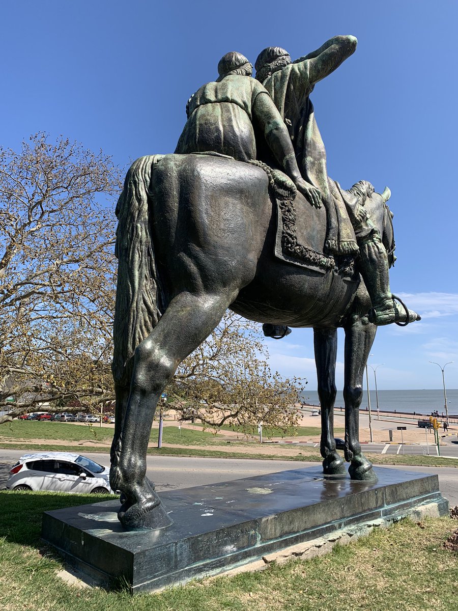 Encontré éstas llaves en el monumento frente a la facultad de Ingeniería. Hagamos que éste mensaje llegue al dueño.