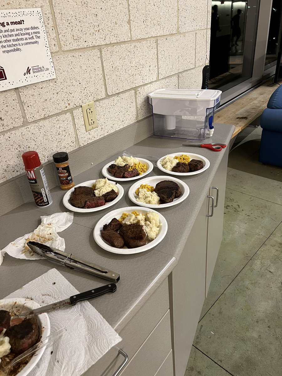 CoachPurk's tweet image. Steak Night with Shark Squad. 🦈🥩🦈

#FirstTimeForEverything #DormFilets