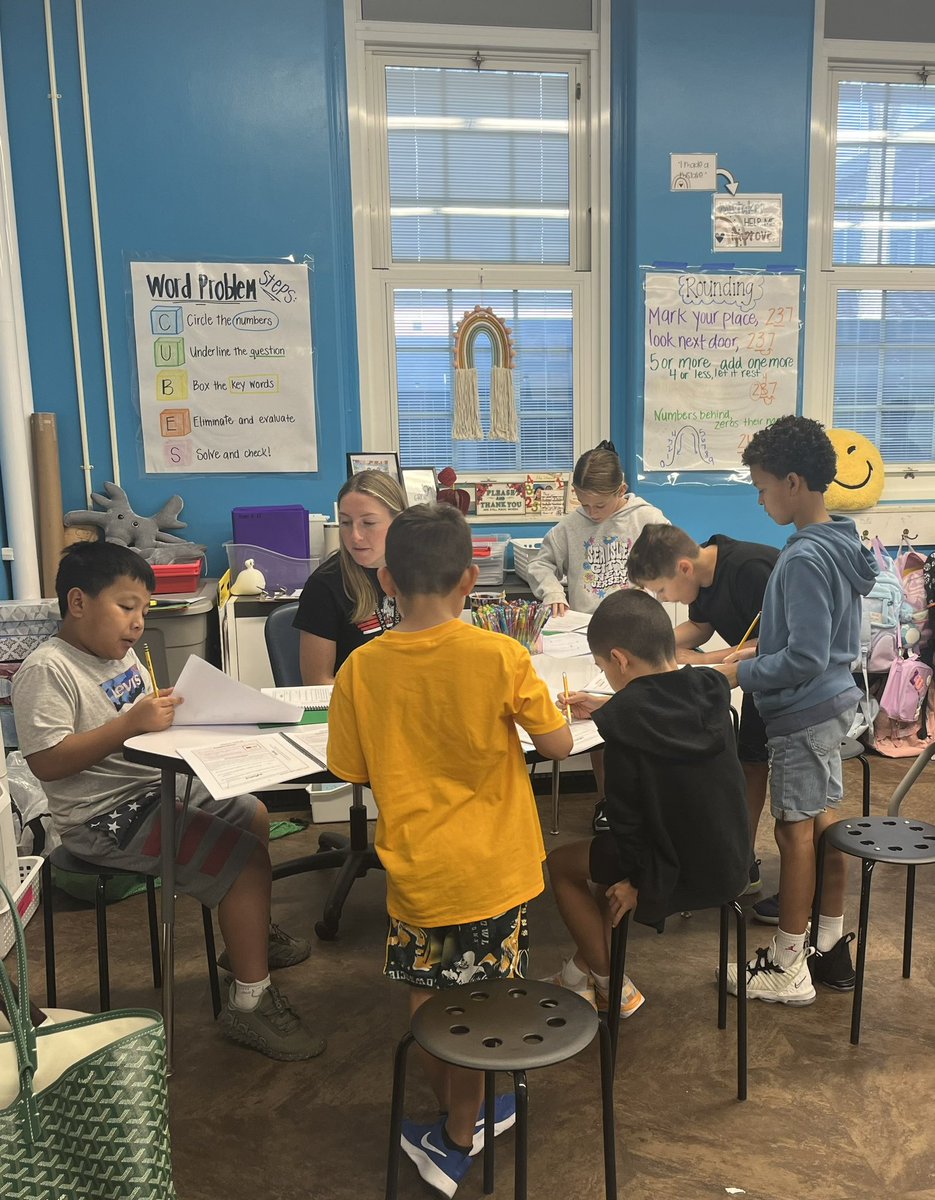 On #FeedbackFriday <a href="/mrs_stannard/">Corinne Stannard</a> learners at <a href="/Jackson_Ave/">Jackson Ave School</a> engage in self reflection on their progress using their badge books.