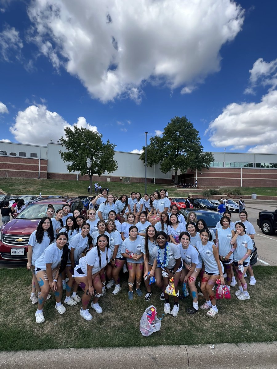 nimitzvb's tweet image. Homecoming parade🩵 #GRIT @IISDAthletics