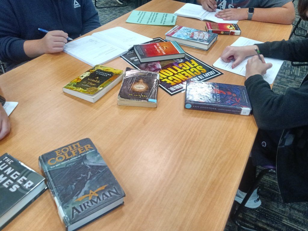 cfm_grizzlies's tweet image. Yesterday,  all Mrs. Merritt&apos;s classes came to the media center to go over the different genres her students will be looking at this year and to check out a book (or two).  #40bookchallenge