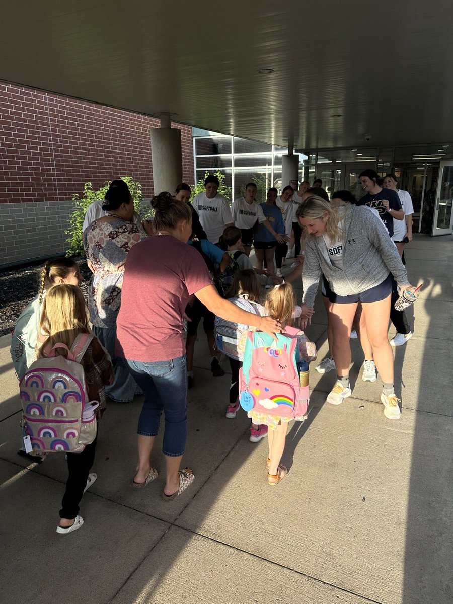 It’s High Five Friday at Oskaloosa Elementary School! 
We love OES! 
What a great way to start the day! 
👋🏽✋🏽5️⃣💙💛🤍