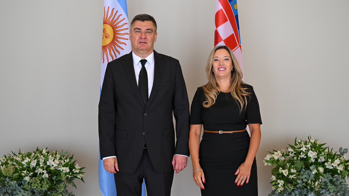 EmbArgHungria's tweet image. 🇦🇷🤝🇭🇷 El 3 de septiembre, la Embajadora @lorena_capra presentó sus Cartas Credenciales al Presidente de Croacia, Zoran Milanović. Se destacaron los fuertes lazos históricos y el potencial en áreas estratégicas como la energía. ¡Seguimos trabajando por una relación más cercana!