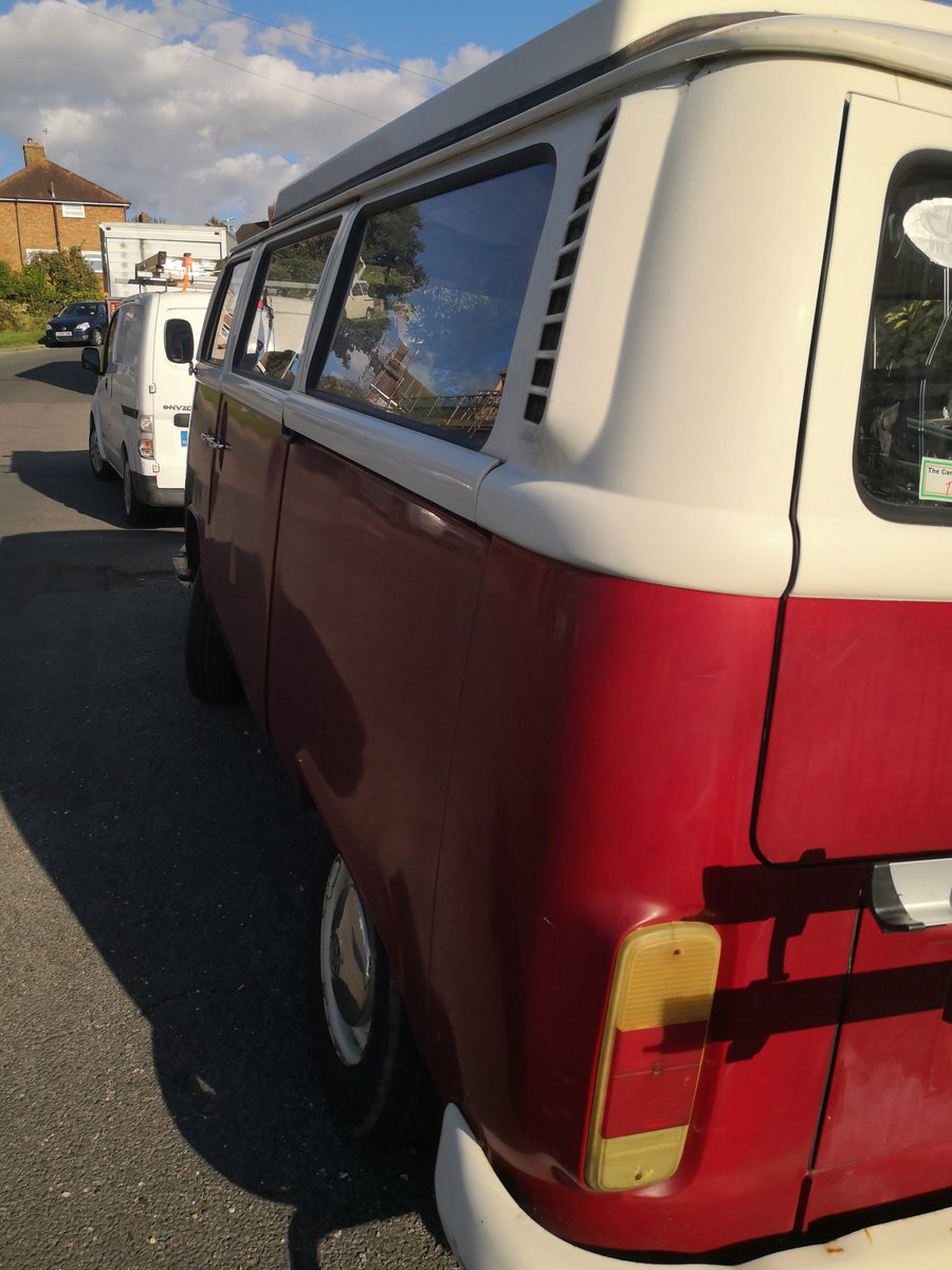 fuzzweed's tweet photo. This is my least favourite variant. '72/'73 or thereabouts.
Got the lovely early bay front, but the big lights and square scoops of a late bay at the back.
#VDubz https://t.co/jPnnjd7efF