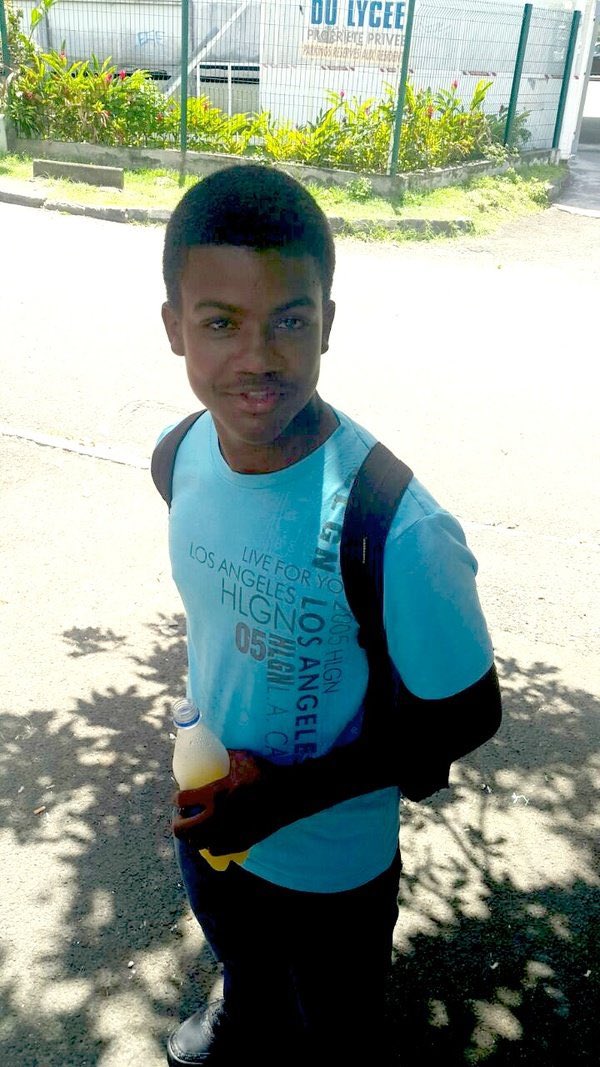 Le 13 septembre 2016, Yohann Équinoxe, jeune lycéen guadeloupéen de 15 ans, était lâchement assassiné à coups de couteaux par un étranger.

8 ans après, nous n’oublions pas 🕊️

Pensées émues pour sa famille et ses proches.