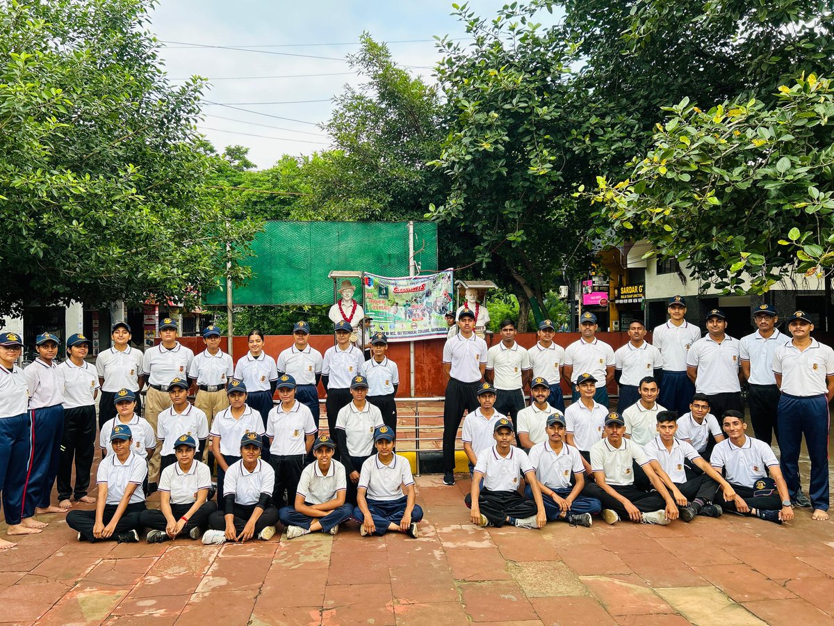 NccDei's tweet photo. During #swachhatapakhwada,DEI NCC Cadets actively participate in cleaning the Shaheed Smarak, honoring the brave martyrs by keeping the memorial clean. Their commitment reflects a deep sense of respect, and responsibility towards the nation and its heroes.
@HQ_DG_NCC @NCCDteUP https://t.co/HZP7AJI3HA
