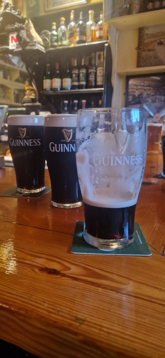 ConorHamilt0n's tweet image. An orderly queue of @GuinnessIreland forming in @mattmolloyspub .... It&apos;s a hard old station.