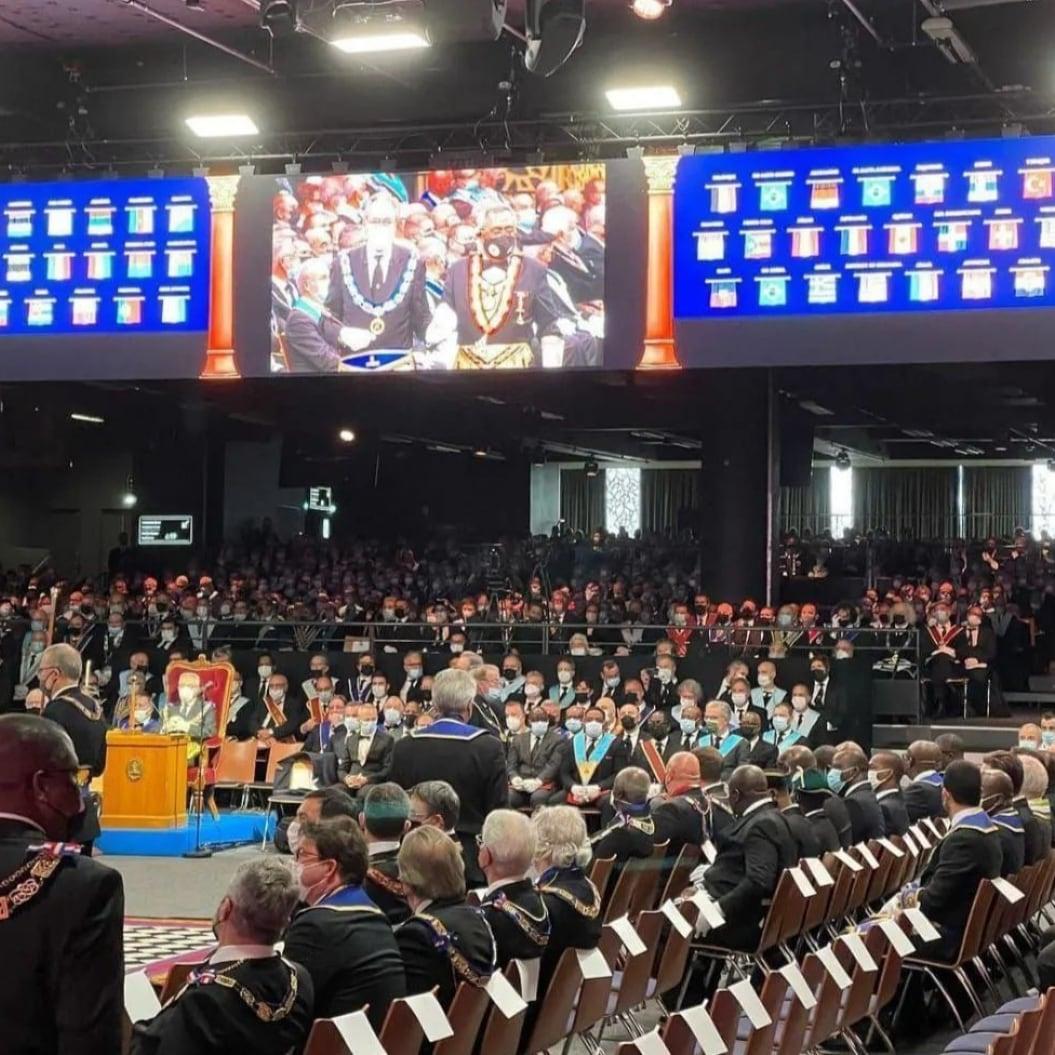 zusammen, ungeachtet ihrer Unterschiede und Herkunft, und sorgen dafür, dass diese guten Menschen zu besseren Menschen in der Gesellschaft werden. Möchten Sie Mitglied der großen Illuminati werden und reich, berühmt, mächtig und erfolgreich im Leben werden? Wenn JA,