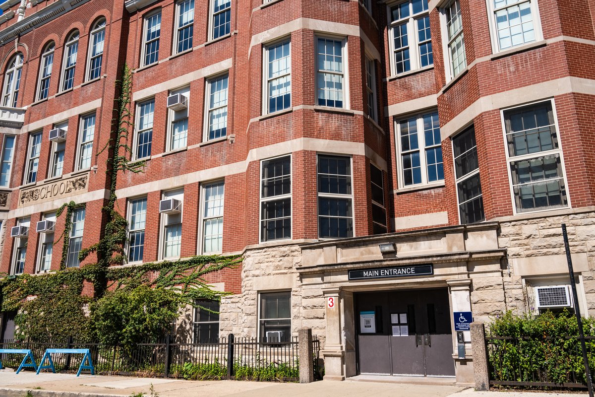 At ChiArts, Students Left Without Schedules In Crowded Classrooms 3 Weeks Into School Year dlvr.it/TDC2dM