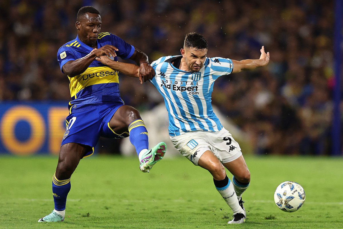Advíncula y Martínez disputan la pelota en el último Boca - Racing.