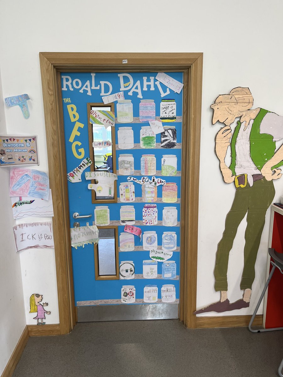 ‘Fe fydd y rhai nad ydynt yn credu mewn hud, byth yn dod o hyd iddo’. Blwyddyn 5 yn dathlu diwrnod Roald Dahl drwy addurno drws BFG 👂📕📚