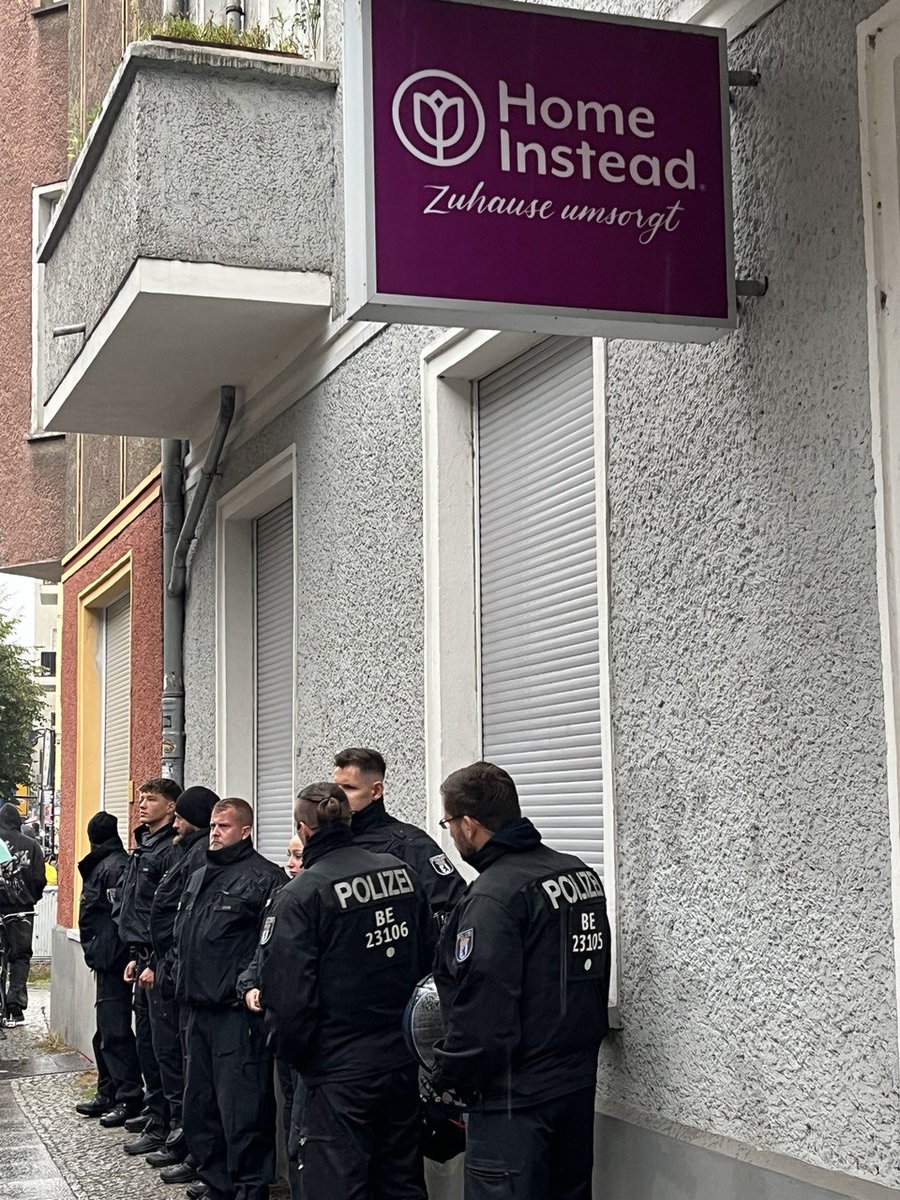 Whose streets? Our streets!
Demo trotz dem Regen, es geht los! Für zukunftsfähige Mobilität- und Stadtpolitik, für Club- und Kiezkultur, für uns alle: #a100stoppen #a100wegbassen