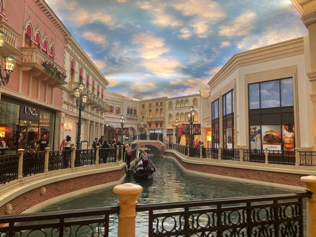 Time is a bystander. We need to bear all the processes and results by ourselves. No one can have a smooth life. Only those who have experienced all kinds of ups and downs can live calmly.