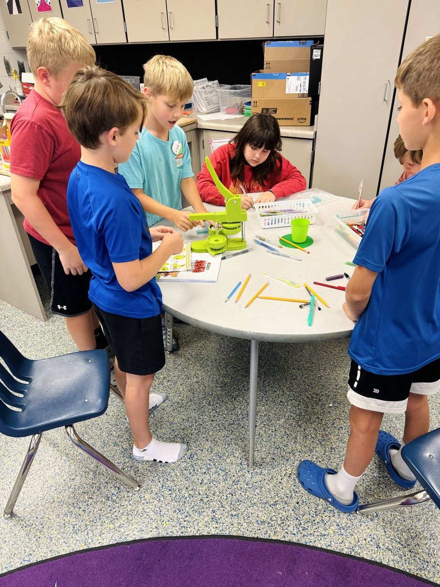 It’s “Fun Friday” here at The Creek! @ACEOttersRock are busy with buttons, digital coloring pages, 3D pens and, well, just taking things apart! 🌈 🪛 🎨