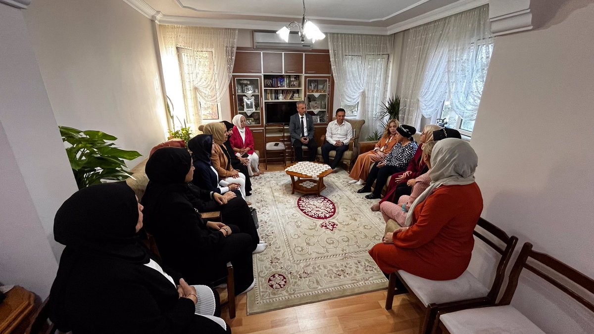 Genel Merkez MKYK Üyemiz Sn. Yelda Erol Gökcan, İlçe Başkanımız Sn. Fatih Durmaz ve İlçe teşkilatımız; parti emektarlarımızdan Hatice Arıkan’ın vefat eden annesi için taziye ziyaretinde bulundular.

Misafirperverlikleri için kendilerine teşekkür ediyoruz.